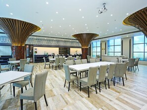 Lunsj og middag serveres, internasjonale retter