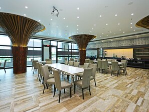 Déjeuner et dîner servis sur place, spécialités Cuisine internationale