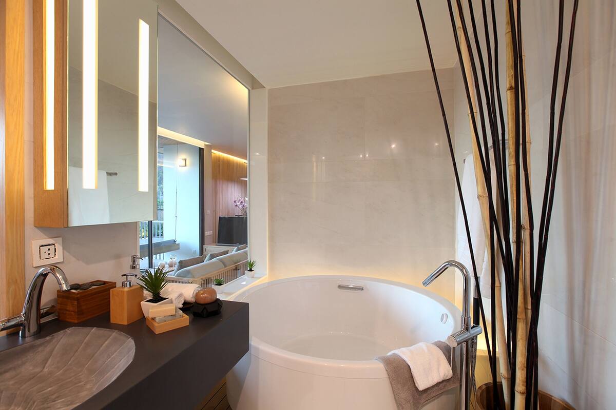 royal suite | minibar, in-room safe, desk, blackout curtains