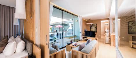 Royal Suite | Minibar, in-room safe, desk, blackout drapes