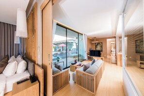 Royal Suite | Minibar, in-room safe, desk, blackout drapes - Zen Villa Khao Yai (Pak Chong)