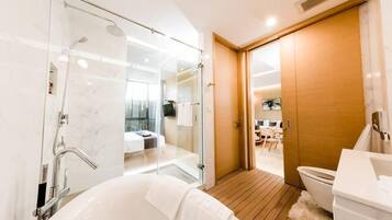 Phòng Suite Junior | Phòng tắm | Đồ dùng nhà tắm miễn phí, máy sấy tóc, áo choàng tắm