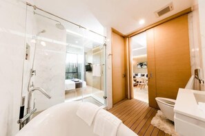 Junior-Suite | Badezimmer | Kostenlose Toilettenartikel, Haartrockner, Bademäntel, Hausschuhe