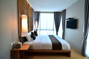 Royal Suite | Minibaari, tallelokero huoneessa, työpöytä, pimennysverhot