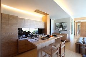Royal Suite | Minibar, in-room safe, desk, blackout drapes