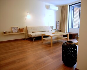 Departamento de diseñador, 1 habitación | Área de sala de estar | Televisión LCD 