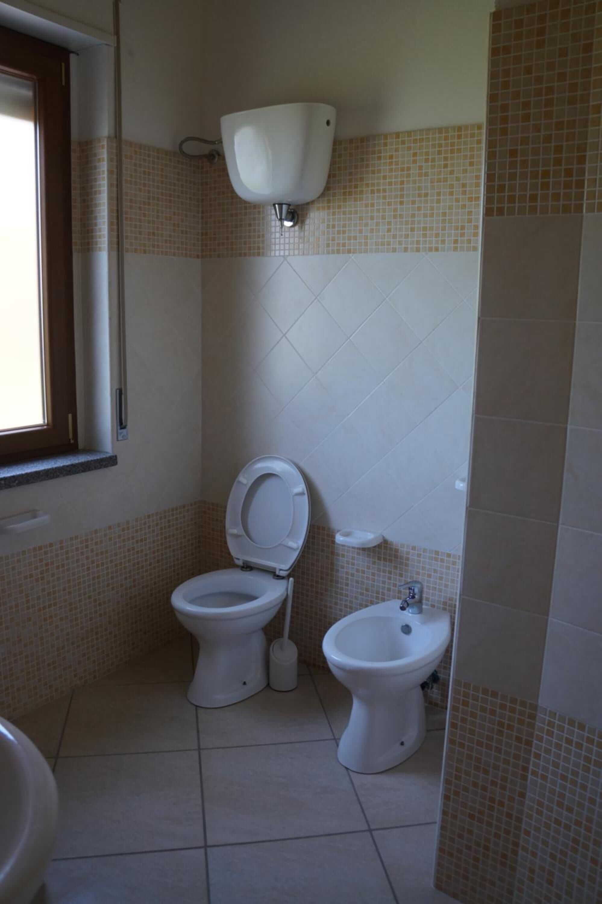 shower, free toiletries, hair dryer, bidet