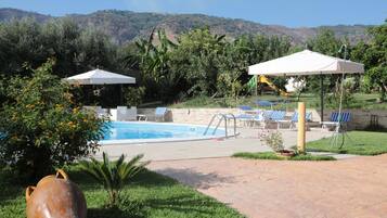 Piscine extérieure (ouverte en saison), parasols de plage