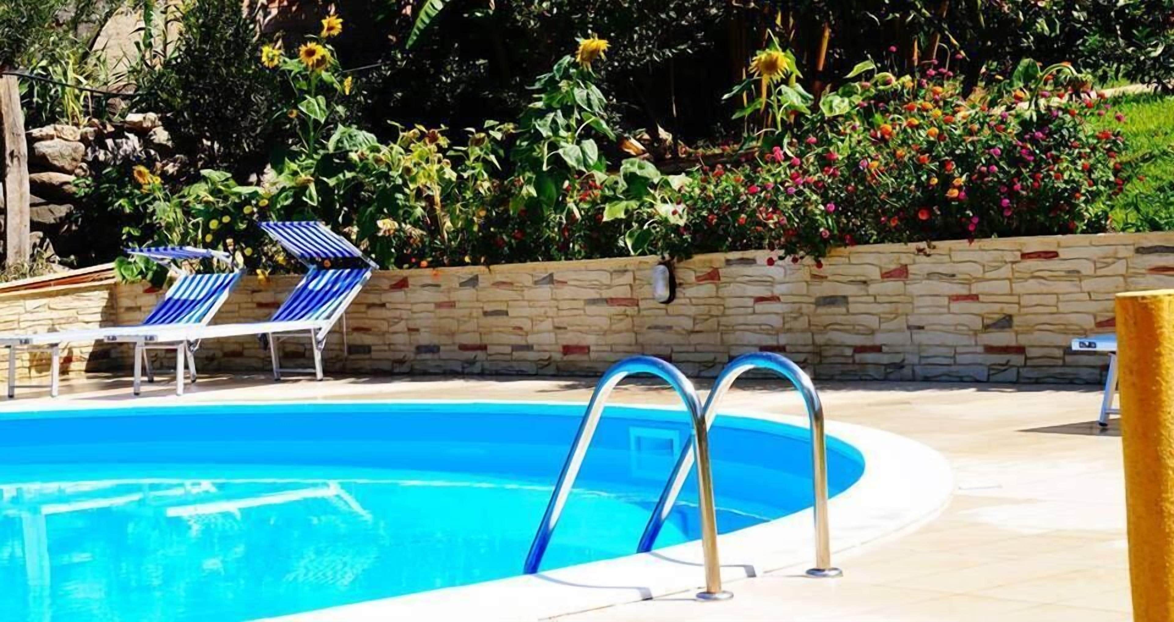 Piscina externa sazonal, guarda-sóis, espreguiçadeiras