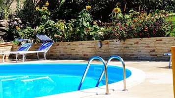 Piscina externa sazonal, guarda-sóis, espreguiçadeiras