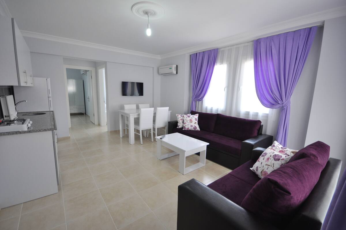 Apartment, 2 Bedrooms | Ruang tamu | TV LED 