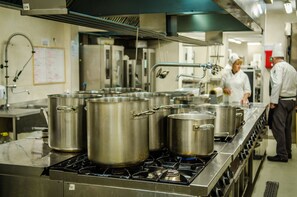2 restaurantes; se sirve desayuno, almuerzo y cena