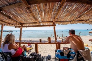 På stranden