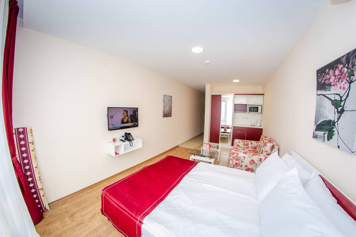 Family Studio Suite | In-room safe, soundproofing, iron/ironing board, cribs (surcharge)