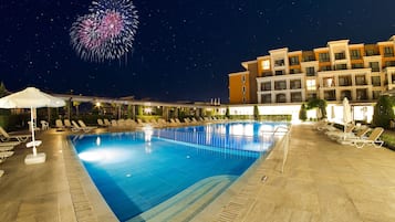 2 outdoor pools