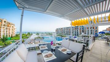 Bar en bord de piscine