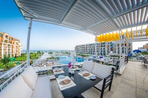 Poolside bar - Premier Fort Beach Hotel (Sveti Vlas)