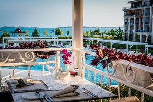 2 restaurantes; se sirven desayunos y cocina local e internacional 