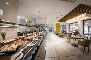 2 restaurants, serveren ontbijt, lokale en internationale gerechten