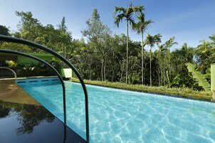 室外游泳池，日光浴躺椅