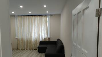 Apartamento de diseño, 1 habitación | Zona de estar | Una televisión de pantalla plana