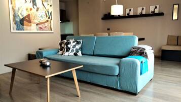 Apartamento superior, 1 quarto, terraço | Área de estar | TV de tela plana