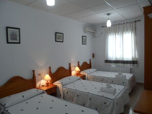Basic Triple Room | Soundproofing, free WiFi - Hotel Restaurante Casa Grande (Baza)