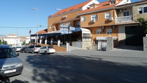 Un bâtiment sur lequel on peut lire l’inscription « Hostal Restaurante Casa Grande ».