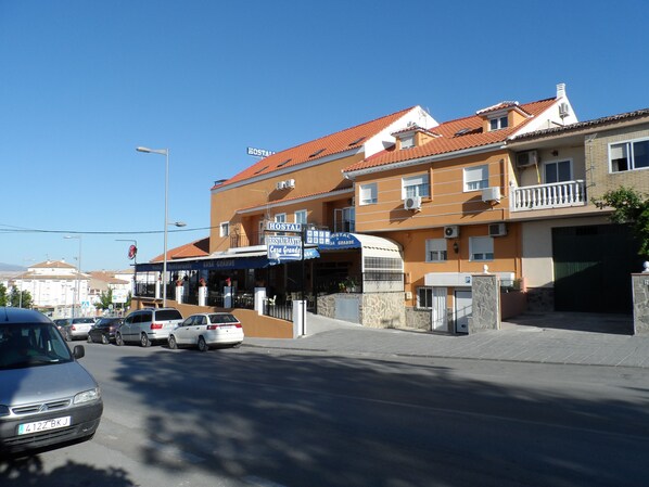 Un bâtiment sur lequel on peut lire l’inscription « Hostal Restaurante Casa Grande ».