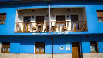 Vista frontal de la propiedad