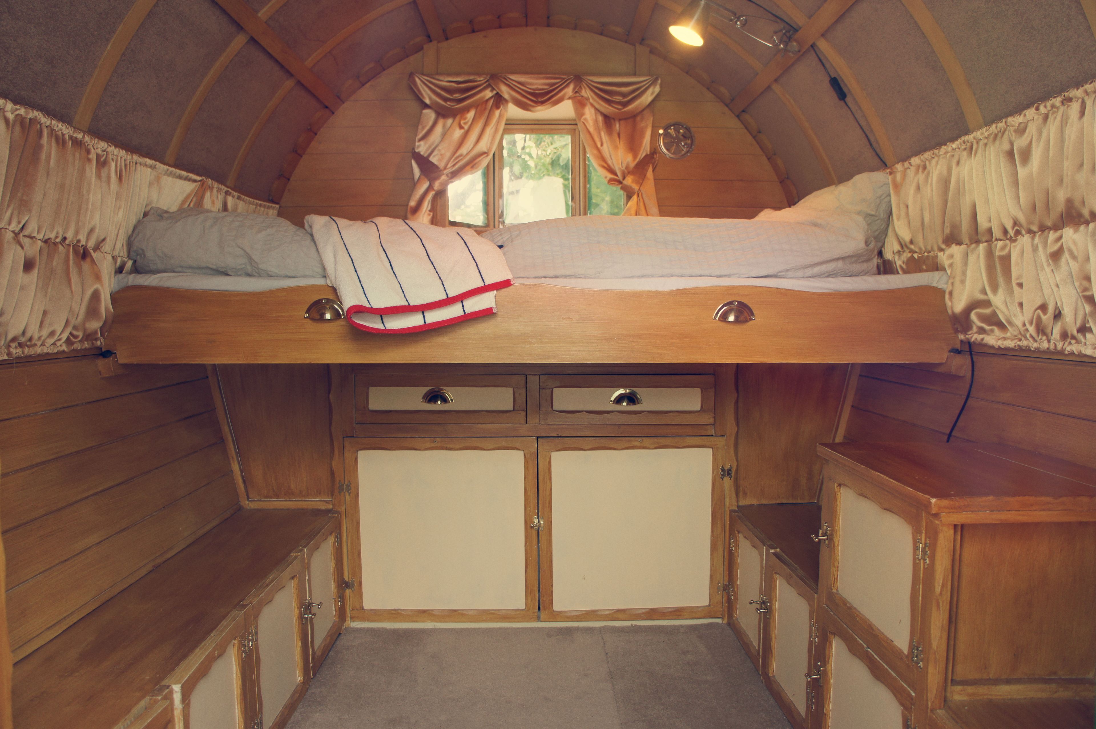 double room, shared bathroom | in-room safe, individually decorated, individually furnished, bed sheets