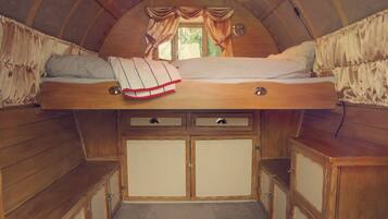 Dubbelrum - delat badrum | VÀrdeförvaringsskÄp pÄ rummet, individuell inredning och unika möbler