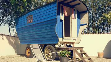 Familjerum - delat badrum (2 vuxna, 2 barn) | VÀrdeförvaringsskÄp pÄ rummet, individuell inredning och unika möbler