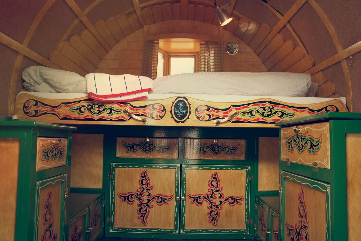 double room, shared bathroom | in-room safe, individually decorated, individually furnished, bed sheets