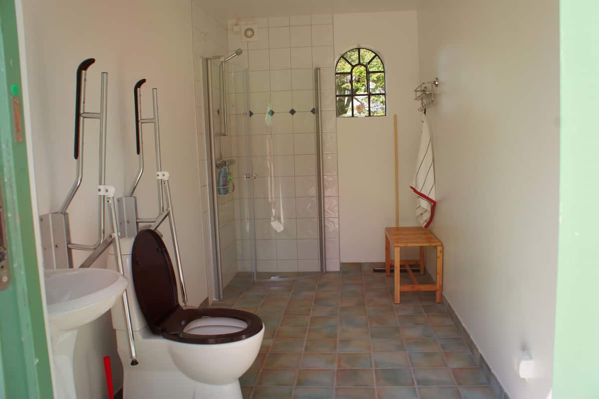 shower, free toiletries, towels