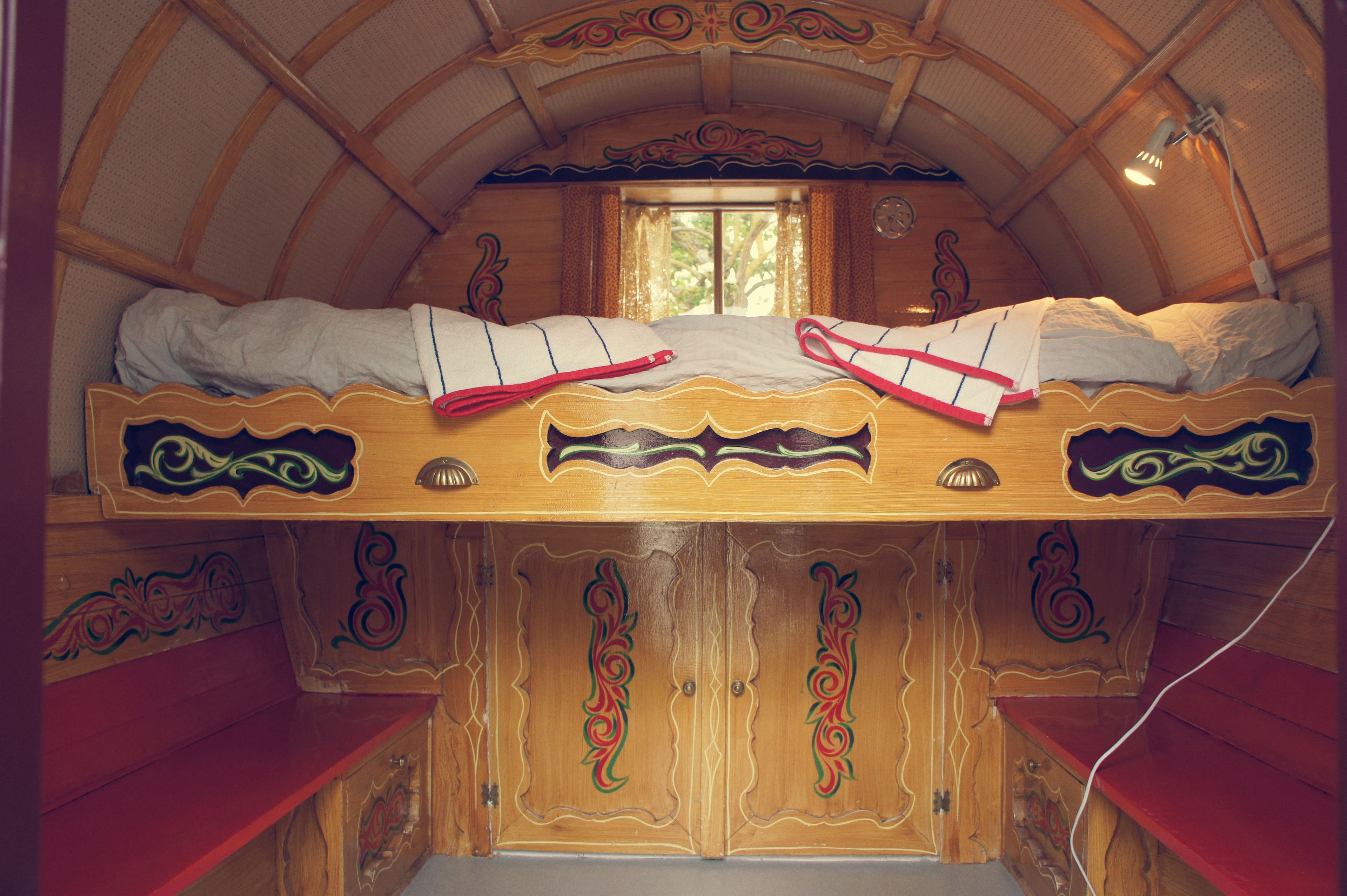 double room, shared bathroom | in-room safe, individually decorated, individually furnished, bed sheets