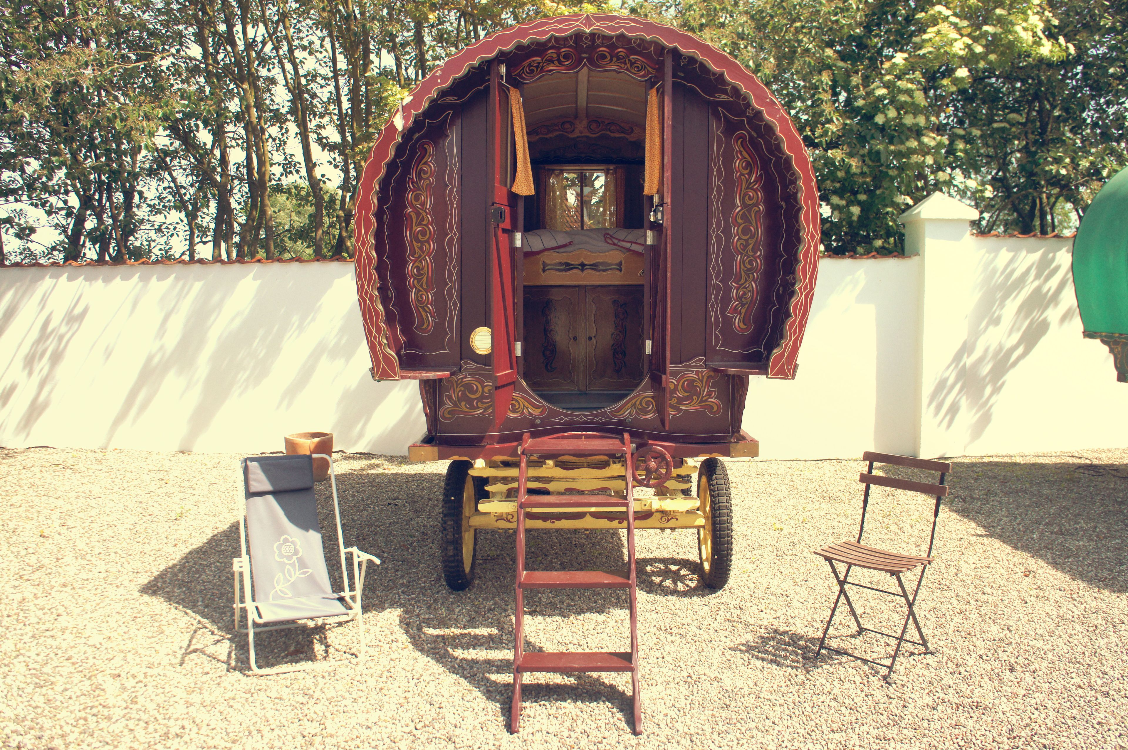 double room, shared bathroom | in-room safe, individually decorated, individually furnished, bed sheets