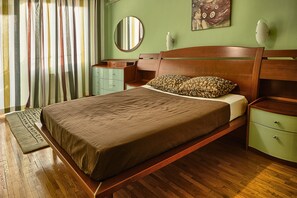 City Apartment, 2 Bedrooms, Kitchen, Corner