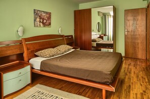 City Apartment, 2 Bedrooms, Kitchen, Corner