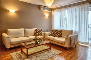 Appartamento City, 2 camere da letto, cucina, ad angolo | Area soggiorno | TV a schermo piatto