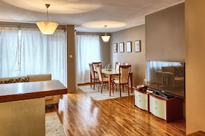 City Apartment, 2 Bedrooms, Kitchen, Corner | Living area