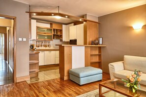 Apartemen Kota, 2 kamar tidur, dapur, sudut | Area keluarga | TV layar datar