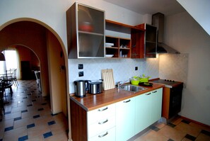 Kühlschrank, Ofen, Herdplatte, Wasserkocher mit Kaffee-/Teezubehör