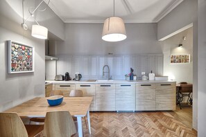 Apartament estàndard, 1 dormitori | Cuina privada | Frigorífic, microones, placa de cuina i rentaplats 