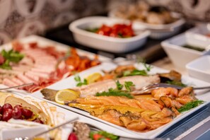 Desayuno buffet todos los días (con cargo) 