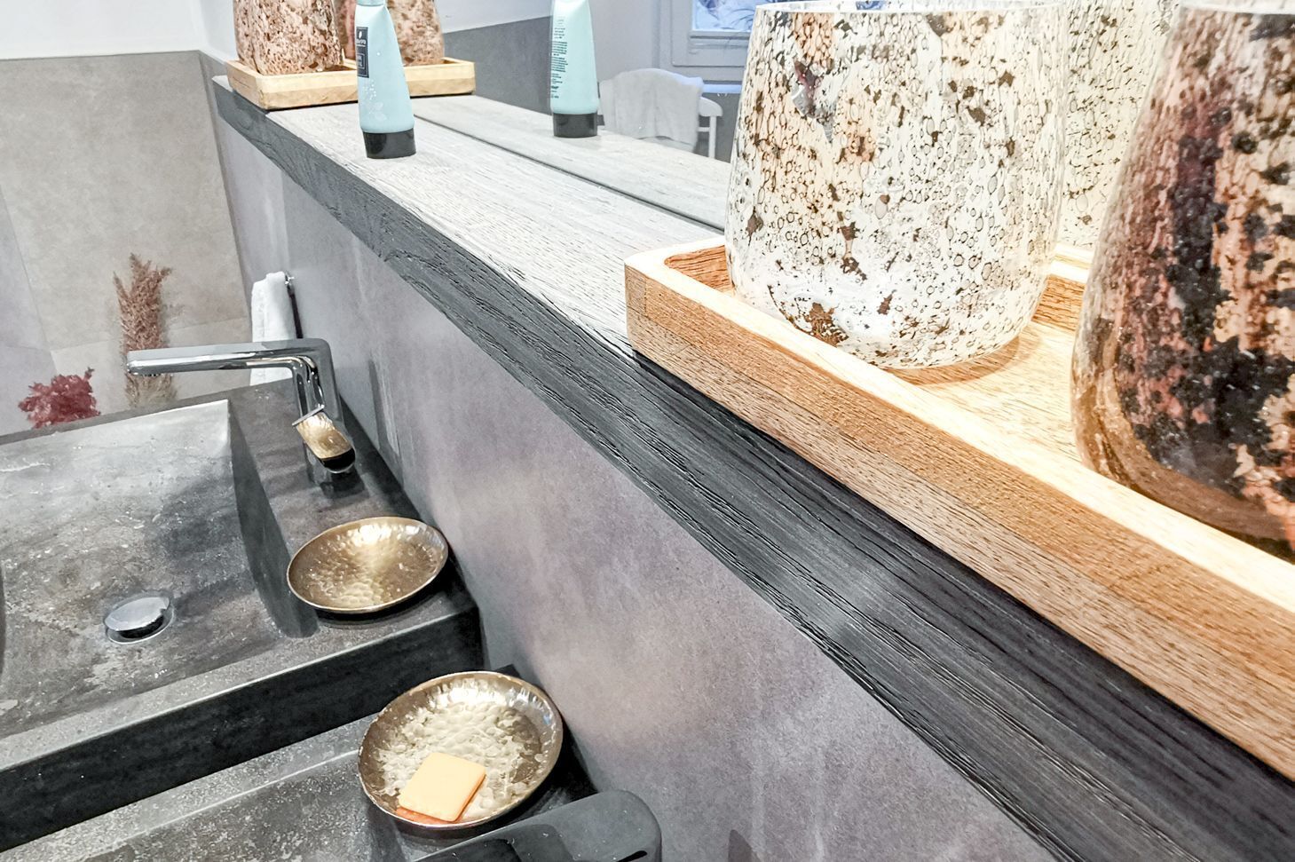 Une cuisine moderne dotée d’un plan de travail en granit, d’un évier en acier inoxydable et d’une planche à découper en bois.