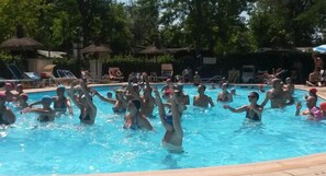 Una piscina al aire libre de temporada