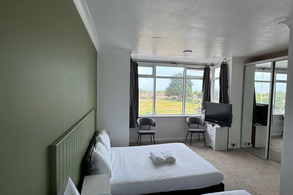 Driepersoonskamer, en-suite badkamer, uitzicht op zee | 1 slaapkamer, gratis wifi