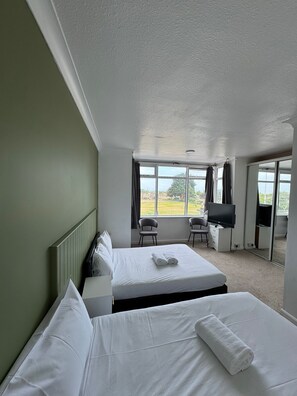 Driepersoonskamer, en-suite badkamer, uitzicht op zee | Gratis wifi