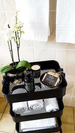 Suihku, ilmaiset hygieniatuotteet, hiustenkuivaaja, pyyhkeet